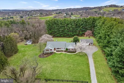 View/Area - 17536 Mariah Mountain Ln, Round Hill, VA 20141 photo 1 of 5
