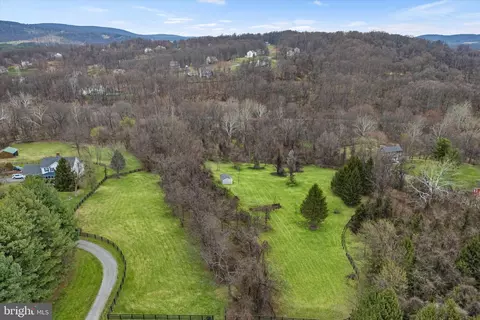 View/Area - 17536 Mariah Mountain Ln, Round Hill, VA 20141 photo 3 of 5