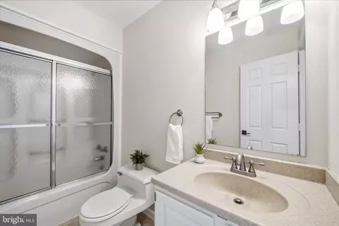 Bath - 17536 Mariah Mountain Ln, Round Hill, VA 20141 photo 2 of 3