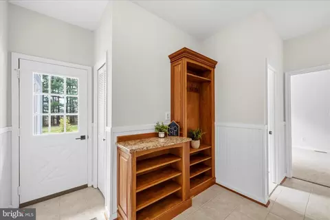 Entry Way - 17536 Mariah Mountain Ln, Round Hill, VA 20141 photo 4 of 5
