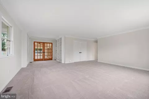 Living - 17536 Mariah Mountain Ln, Round Hill, VA 20141 photo 4 of 4