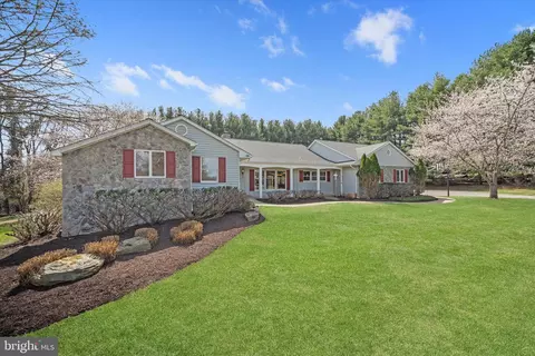 Exterior - 17536 Mariah Mountain Ln, Round Hill, VA 20141 photo 4 of 17