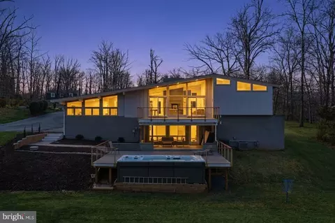 122 Lake Dr, Sterling, VA 20164