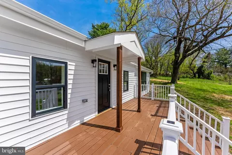 16920 Oliver St, Paeonian Springs, VA 20129