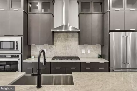 Kitchen - 43433 Wilcox Ter, Ashburn, VA 20148 photo 8 of 10