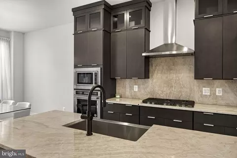 Kitchen - 43433 Wilcox Ter, Ashburn, VA 20148 photo 9 of 10