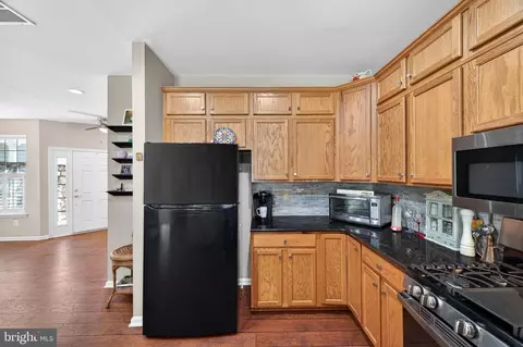 Kitchen - 44348 Sunset Maple Dr, Ashburn, VA 20147 photo 5 of 8