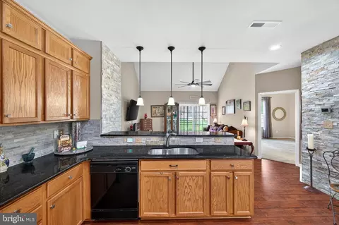 Kitchen - 44348 Sunset Maple Dr, Ashburn, VA 20147 photo 4 of 8