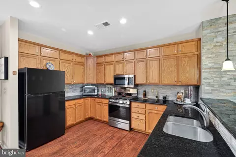 Kitchen - 44348 Sunset Maple Dr, Ashburn, VA 20147 photo 7 of 8
