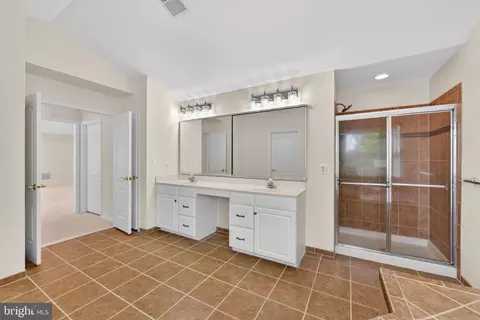 Bath - 43355 La Belle Pl, Ashburn, VA 20147 photo 3 of 4
