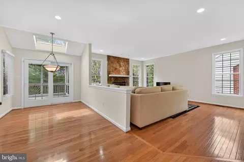 Living - 43355 La Belle Pl, Ashburn, VA 20147 photo 6 of 7