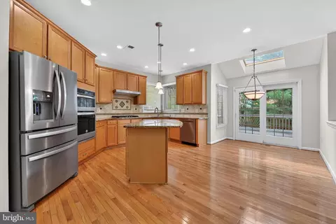 Kitchen - 43355 La Belle Pl, Ashburn, VA 20147 photo 6 of 6