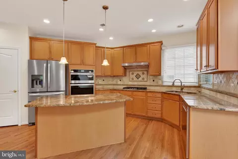 Kitchen - 43355 La Belle Pl, Ashburn, VA 20147 photo 5 of 6