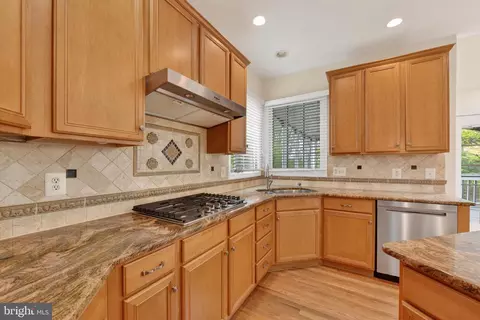 Kitchen - 43355 La Belle Pl, Ashburn, VA 20147 photo 3 of 6