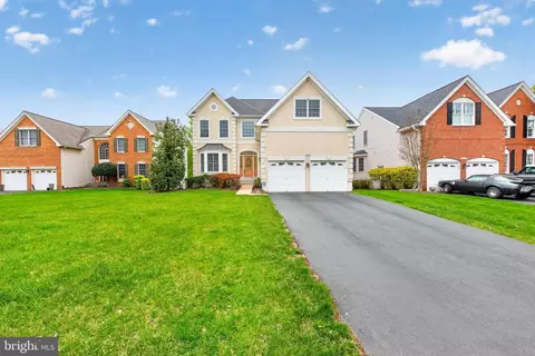 Exterior - 43355 La Belle Pl, Ashburn, VA 20147 photo 5 of 10