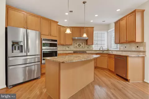 Kitchen - 43355 La Belle Pl, Ashburn, VA 20147 photo 4 of 6