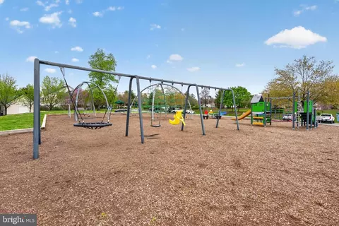 Exterior - 43355 La Belle Pl, Ashburn, VA 20147 photo 10 of 10