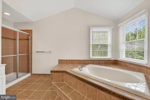 Bath - 43355 La Belle Pl, Ashburn, VA 20147 photo 2 of 4
