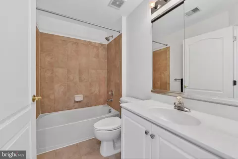Bath - 43355 La Belle Pl, Ashburn, VA 20147 photo 4 of 4