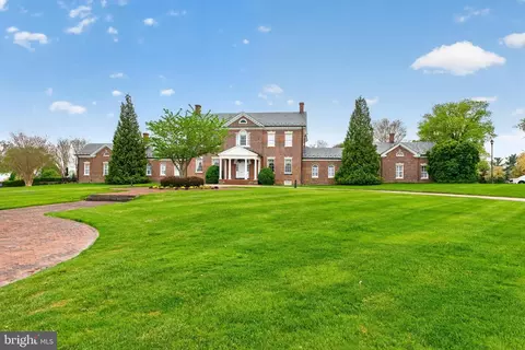 Exterior - 43355 La Belle Pl, Ashburn, VA 20147 photo 8 of 10