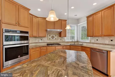 Kitchen - 43355 La Belle Pl, Ashburn, VA 20147 photo 2 of 6
