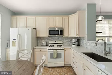Kitchen - 42760 Atchison Ter, Chantilly, VA 20152 photo 1 of 2