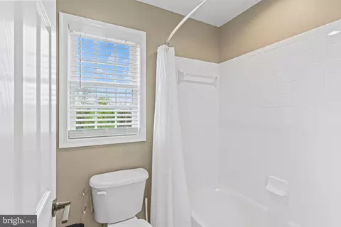 Bath - 25775 Tullow Pl, Chantilly, VA 20152 photo 6 of 9