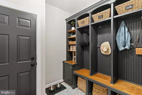 Entry Way - 25775 Tullow Pl, Chantilly, VA 20152 photo 11 of 16