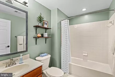 Bath - 25775 Tullow Pl, Chantilly, VA 20152 photo 9 of 9