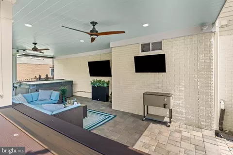 Exterior - 25775 Tullow Pl, Chantilly, VA 20152 photo 7 of 12
