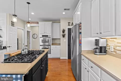 Kitchen - 25775 Tullow Pl, Chantilly, VA 20152 photo 3 of 4