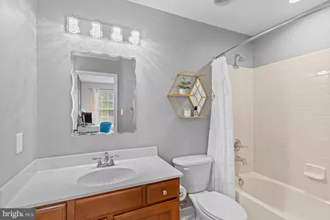 Bath - 25775 Tullow Pl, Chantilly, VA 20152 photo 7 of 9