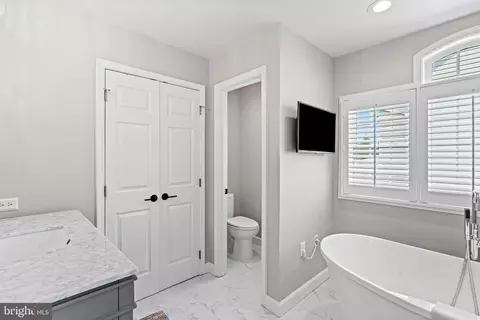 Bath - 25775 Tullow Pl, Chantilly, VA 20152 photo 3 of 9