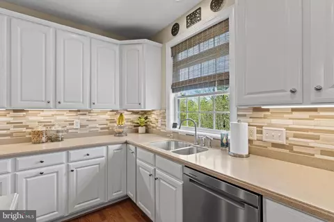 Kitchen - 25775 Tullow Pl, Chantilly, VA 20152 photo 4 of 4