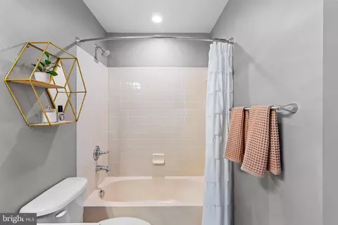 Bath - 25775 Tullow Pl, Chantilly, VA 20152 photo 8 of 9