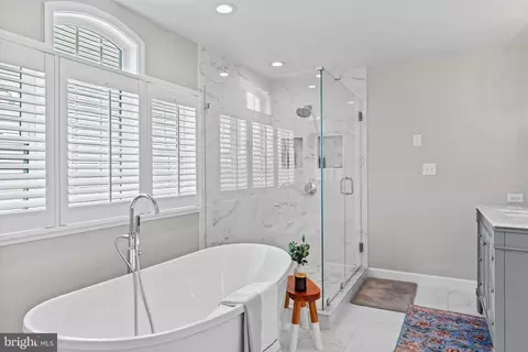 Bath - 25775 Tullow Pl, Chantilly, VA 20152 photo 2 of 9