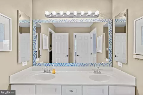 Bath - 25775 Tullow Pl, Chantilly, VA 20152 photo 4 of 9