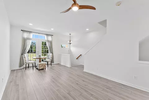 Living - 42746 Tunstall Ter, Ashburn, VA 20147 photo 5 of 6