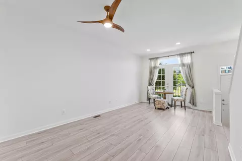 Living - 42746 Tunstall Ter, Ashburn, VA 20147 photo 4 of 6