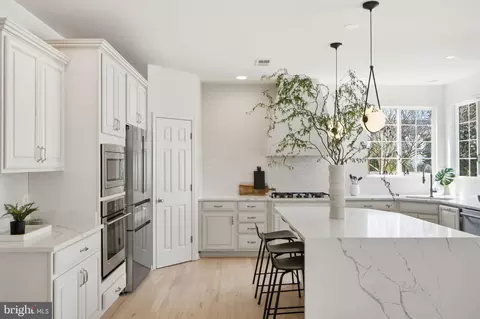 Kitchen - 22320 Lost Branch Cir, Ashburn, VA 20148 photo 3 of 6