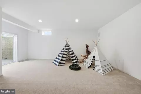 Entry Way - 22320 Lost Branch Cir, Ashburn, VA 20148 photo 10 of 10