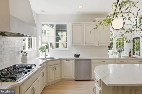 Kitchen - 22320 Lost Branch Cir, Ashburn, VA 20148 photo 5 of 6
