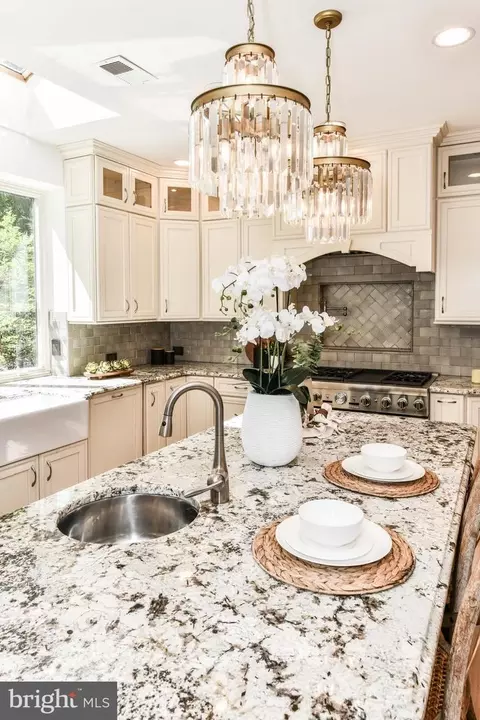 Kitchen - 19854 Annenberg Dr, Ashburn, VA 20147 photo 4 of 8