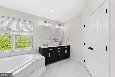 Bath - 21555 Trowbridge Sq, Ashburn, VA 20147 photo 5 of 8