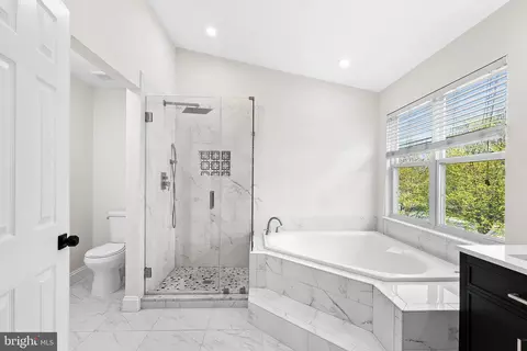 Bath - 21555 Trowbridge Sq, Ashburn, VA 20147 photo 4 of 8