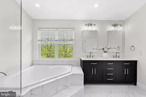 Bath - 21555 Trowbridge Sq, Ashburn, VA 20147 photo 6 of 8