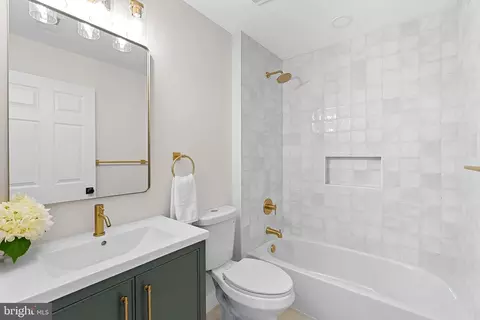 Bath - 21555 Trowbridge Sq, Ashburn, VA 20147 photo 7 of 8