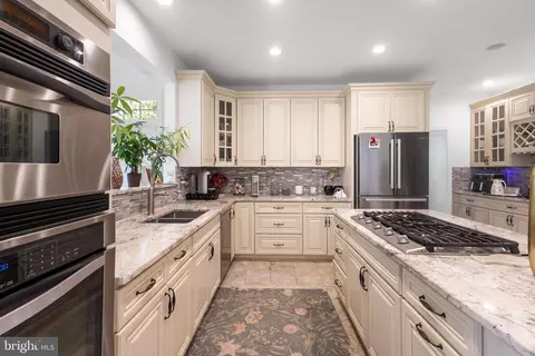 Kitchen - 22579 Forest Manor Dr, Ashburn, VA 20148 photo 4 of 7