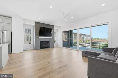 Living - 20230 Taft Ter, Ashburn, VA 20147 photo 1 of 2