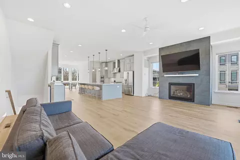 Living - 20230 Taft Ter, Ashburn, VA 20147 photo 2 of 2